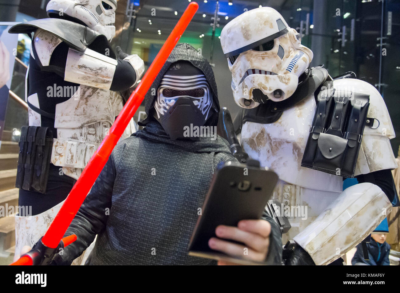 Les fans de Star Wars habillé comme Kylo Ren et stormtroopers lors d'une réunion des fans de Star Wars 2016 Forcecon sur la célébration de la première mondiale de la toute nouvelle polonaise Sta Banque D'Images
