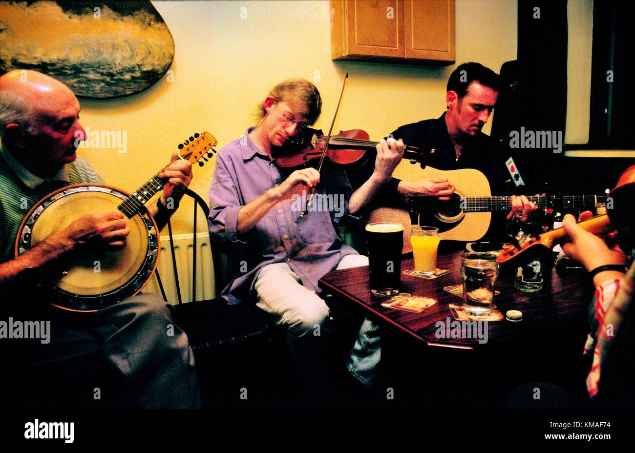 Les musiciens irlandais dans un pub appelé the Clew Bay sur l'île d'Achill, Comté de Mayo, ouest de l'Irlande. Banque D'Images