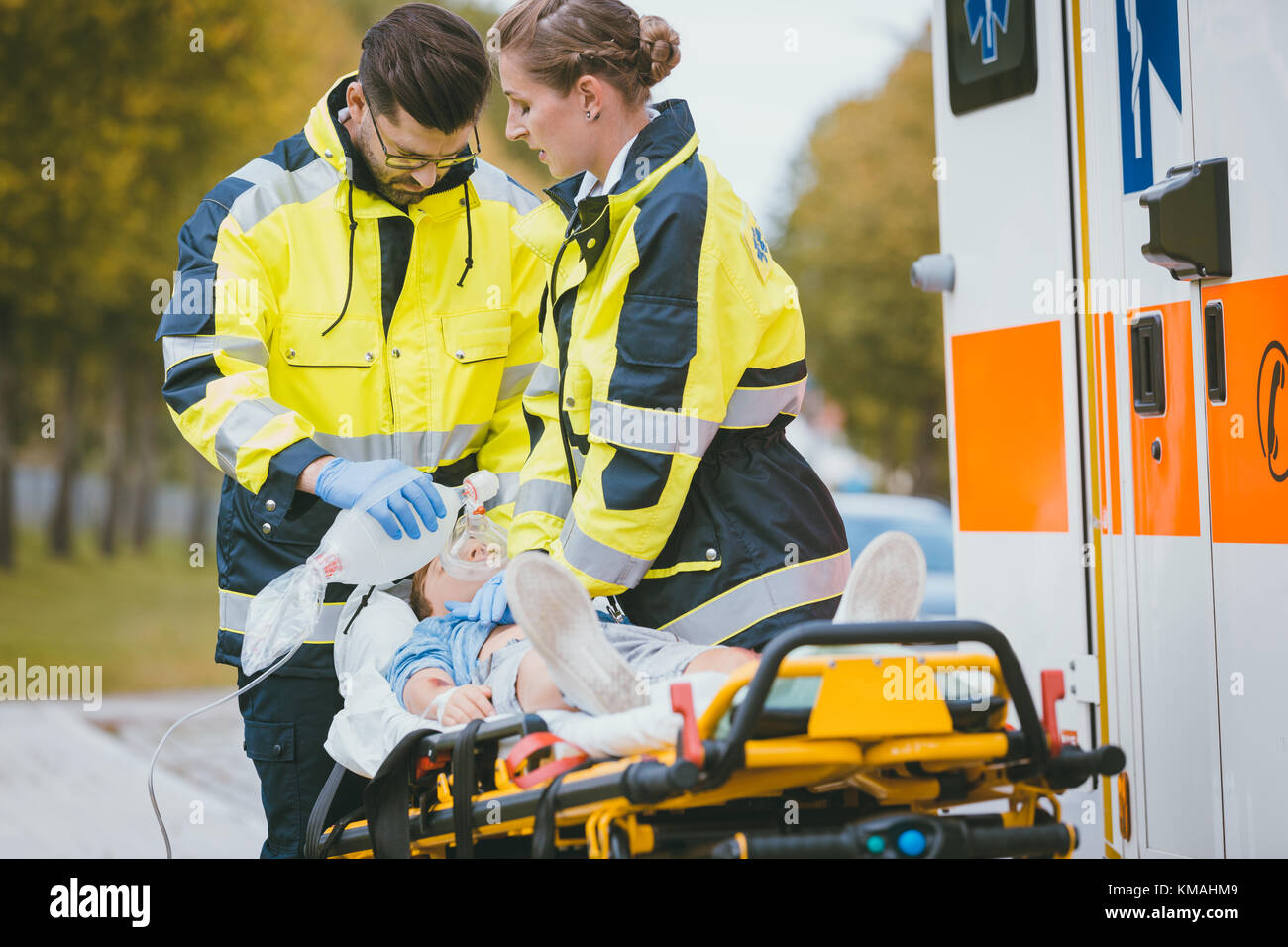 Médecin d'urgence donnant de l'oxygène à une victime d'un accident Banque D'Images