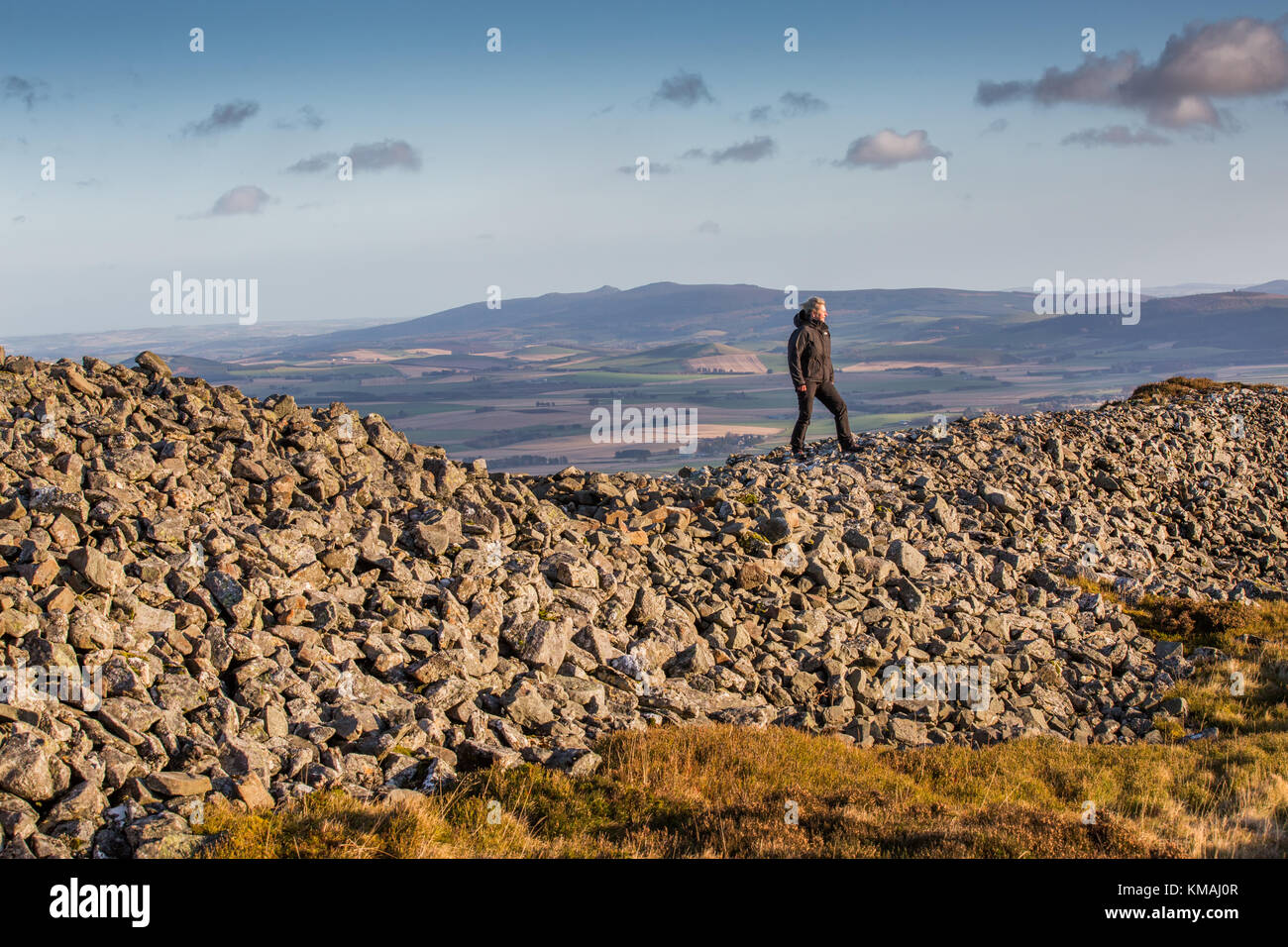 Un marcheur sur les ruines de l'âge de fer Touchez O Noth fort de colline sur Hill O Noth près de Rhynie, Aberdeenshire, Ecosse, célèbre pour ses murs en pierre vitrifiée Banque D'Images