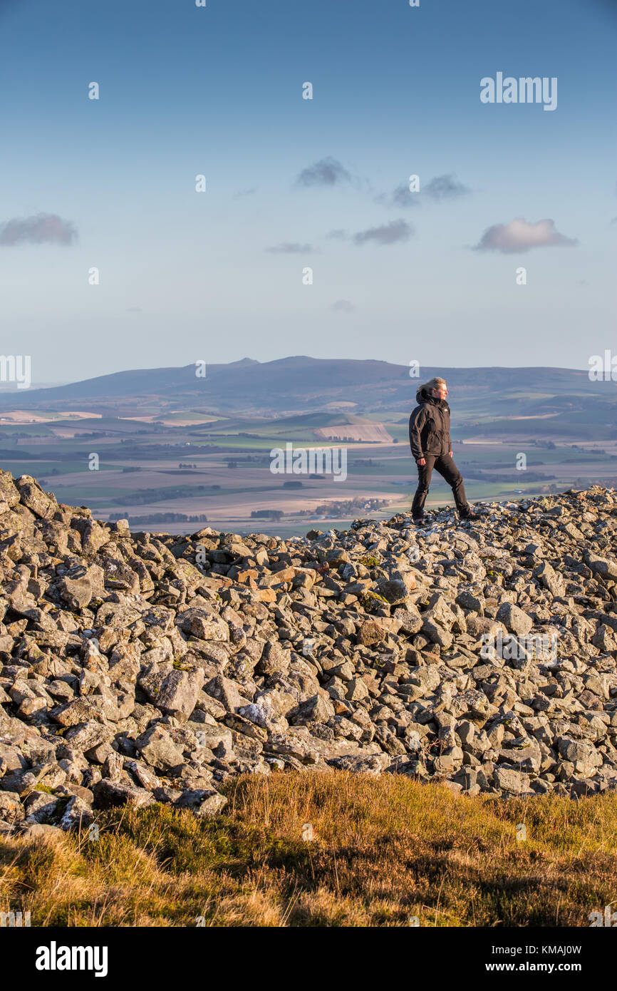 Un marcheur sur les ruines de l'âge de fer Touchez O Noth fort de colline sur Hill O Noth près de Rhynie, Aberdeenshire, Ecosse, célèbre pour ses murs en pierre vitrifiée Banque D'Images
