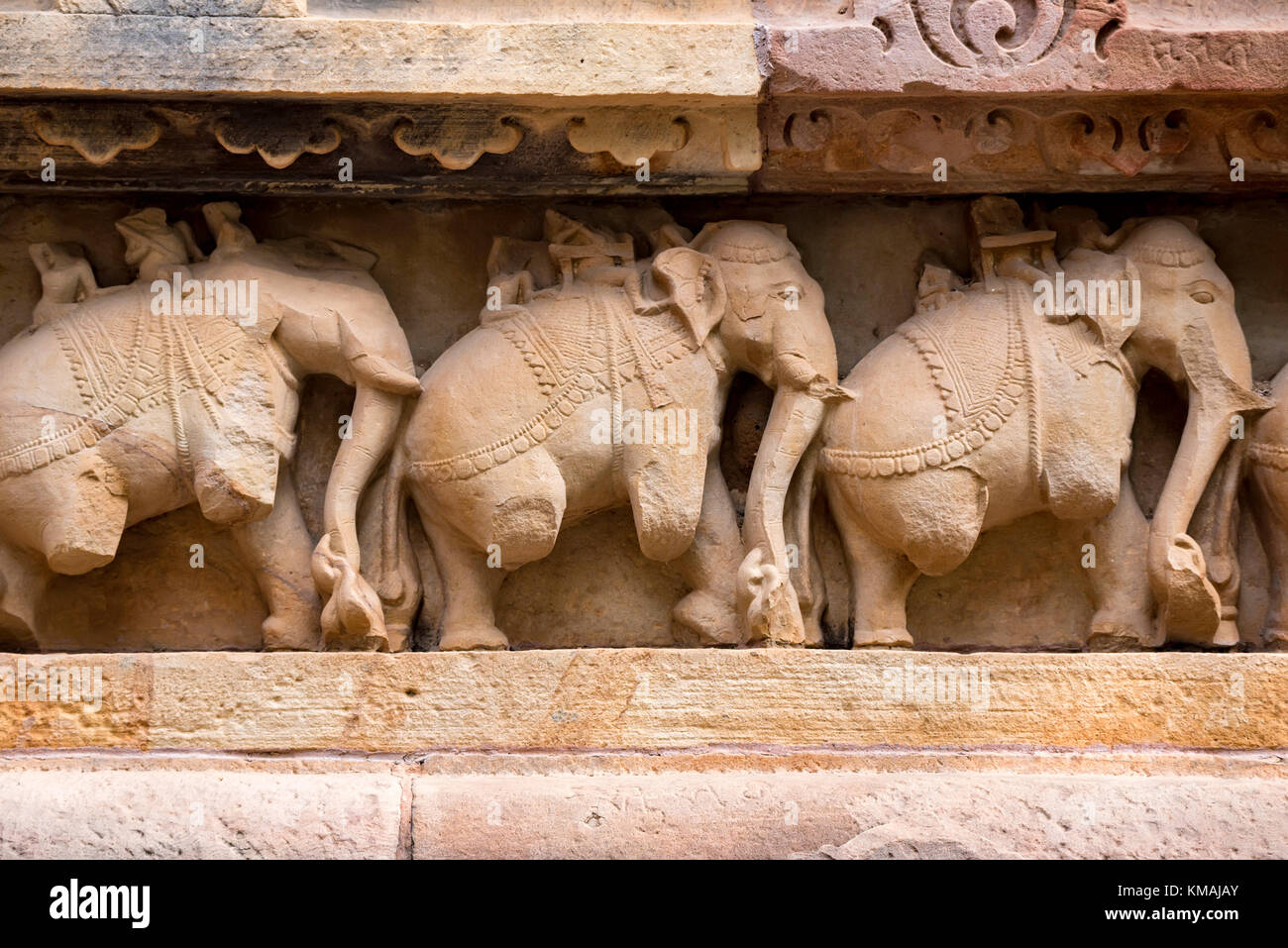 Close up sculpture sur pierre militaire à lakshman temple Banque D'Images