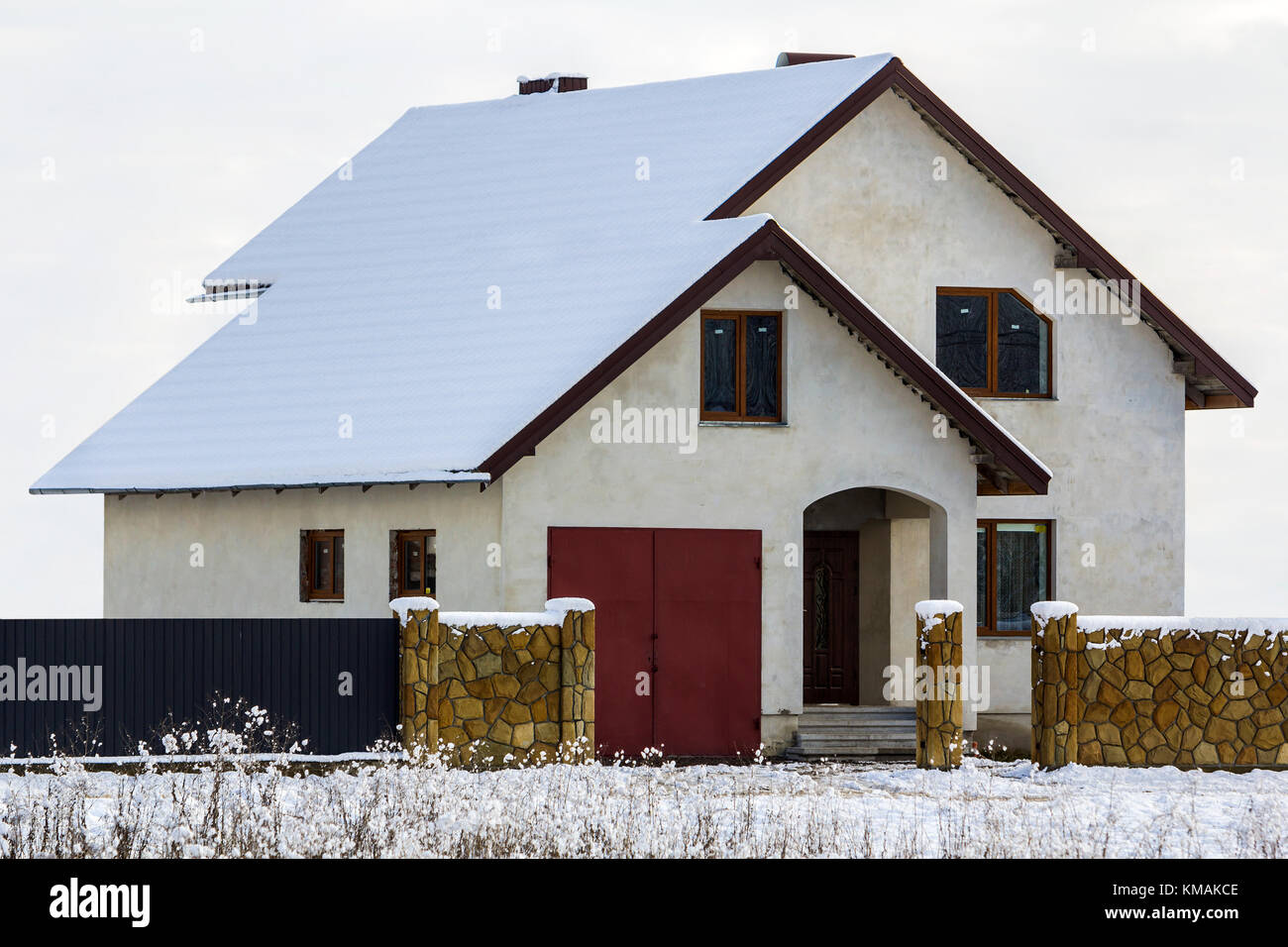 Nouvelle maison d'habitation de deux étages en pierre avec clôture devant Banque D'Images