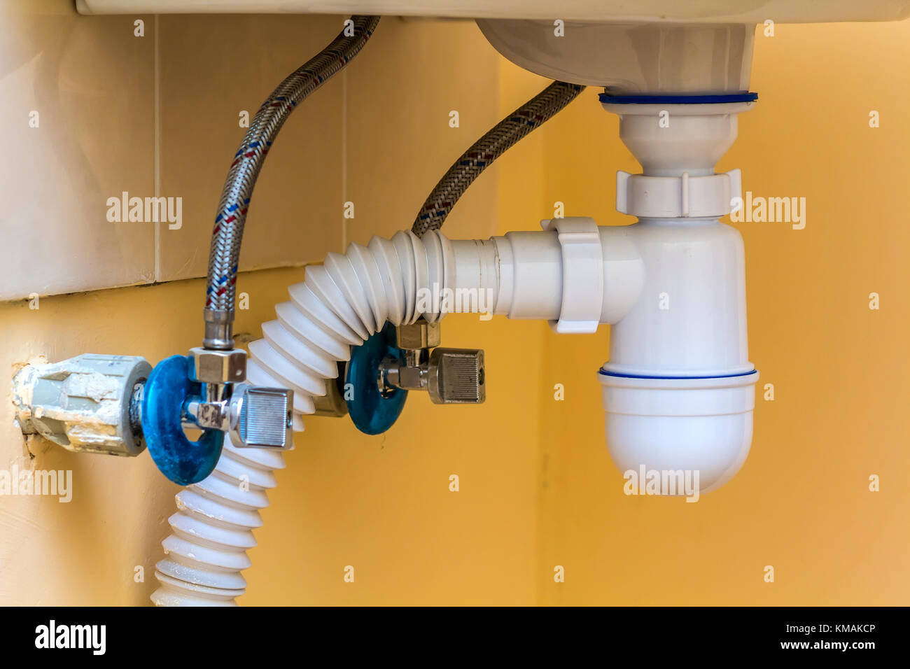 Les tuyaux d'évacuation d'égout sous l'évier de la cuisine.d'appareils  sanitaires et robinetterie Photo Stock - Alamy