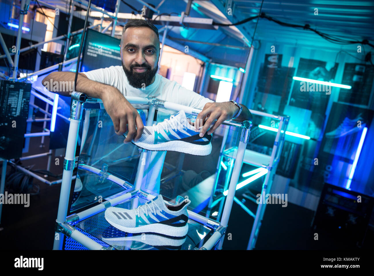 Technologie Super influenceur (Saf Ahmedmia Safwan) pose avec vitesse Adidas  formateurs en usine à AM4LDN événement Adidas 18 Oct 2017 à Londres Photo  Stock - Alamy