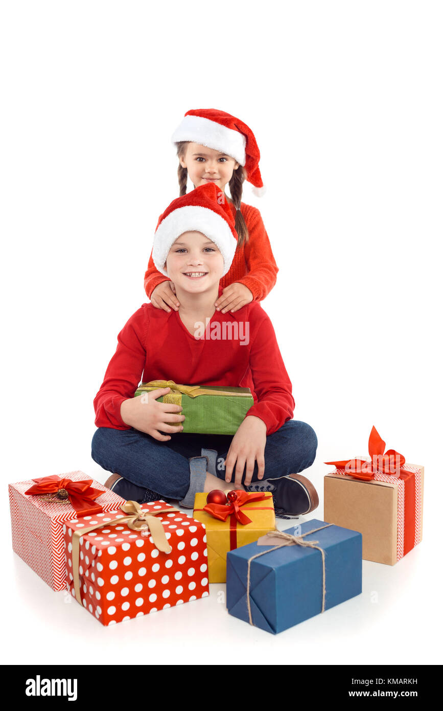 Les enfants avec des cadeaux de Noël Banque D'Images