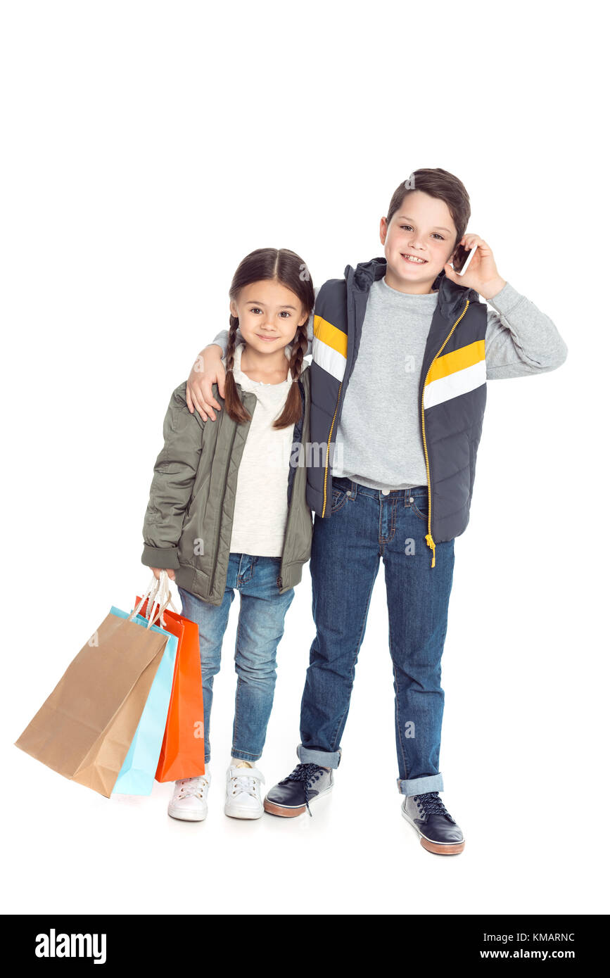 Kids with shopping bags and smartphone Banque D'Images