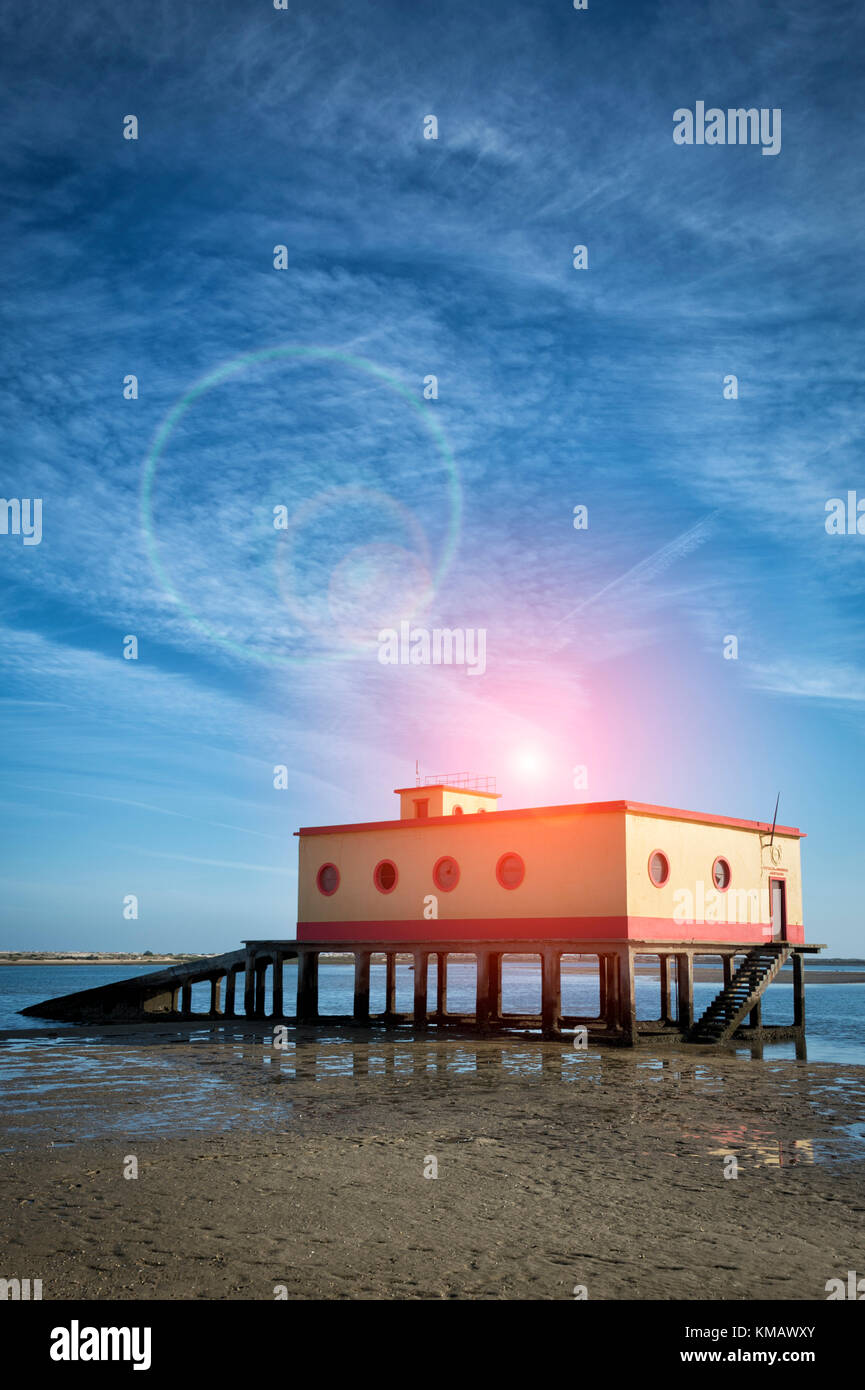 La vieille garde de la vie dans l'immeuble à Fuseta Algarve, Portugal, à marée basse. Banque D'Images