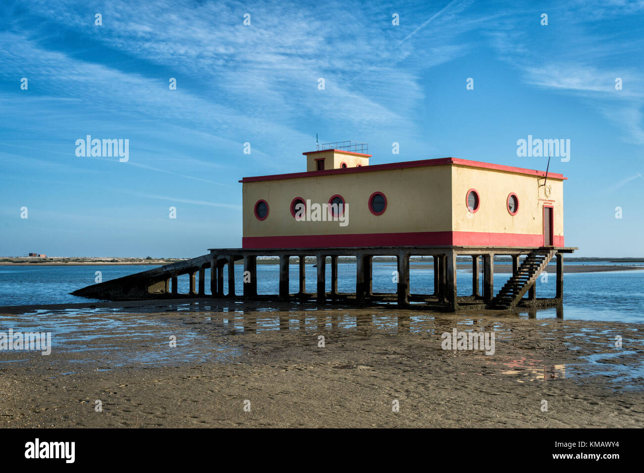 La vieille garde de la vie dans l'immeuble à Fuseta Algarve, Portugal, à marée basse. Banque D'Images