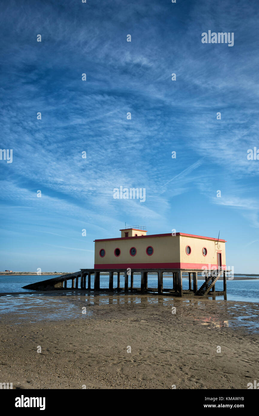 La vieille garde de la vie dans l'immeuble à Fuseta Algarve, Portugal, à marée basse. Banque D'Images
