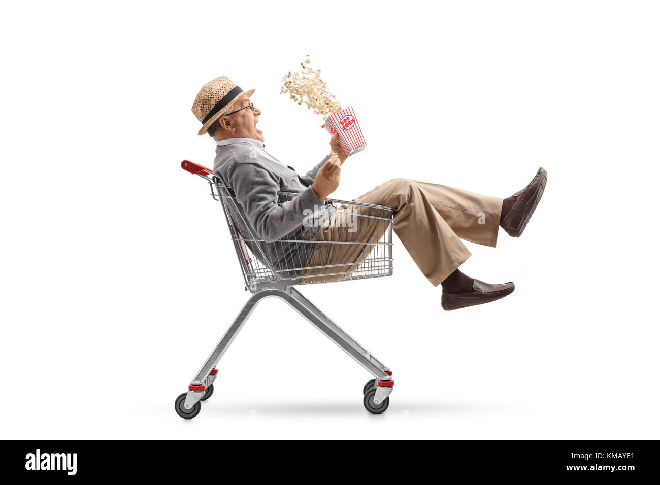 Heureux homme mûr avec une boîte de popcorn équitation à l'intérieur d'un panier isolé sur fond blanc Banque D'Images