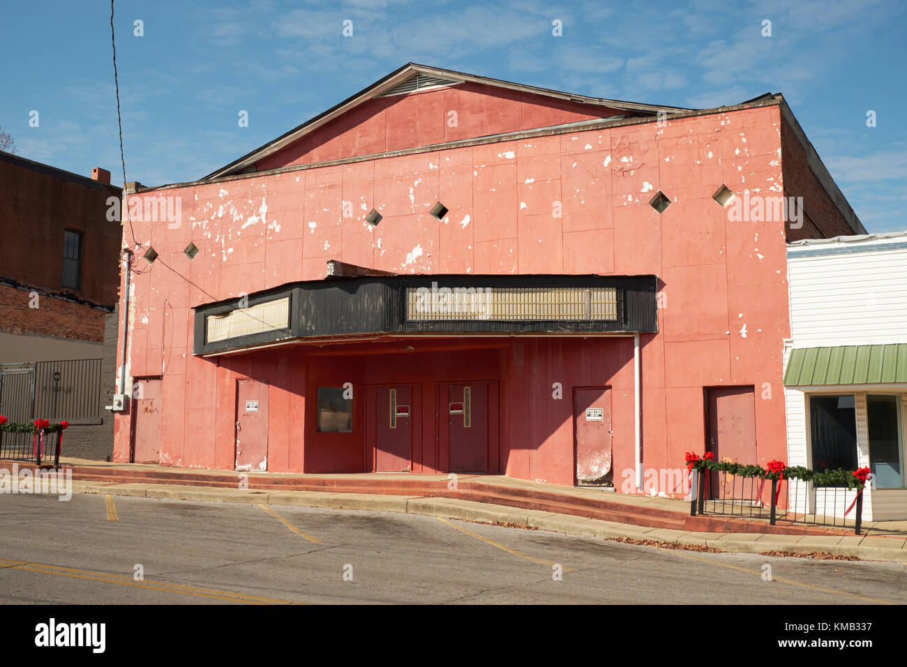 Extérieur d'un cinéma abandonné, théâtre, théâtre en communauté rurale de clanton Alabama, Etats-Unis. Banque D'Images