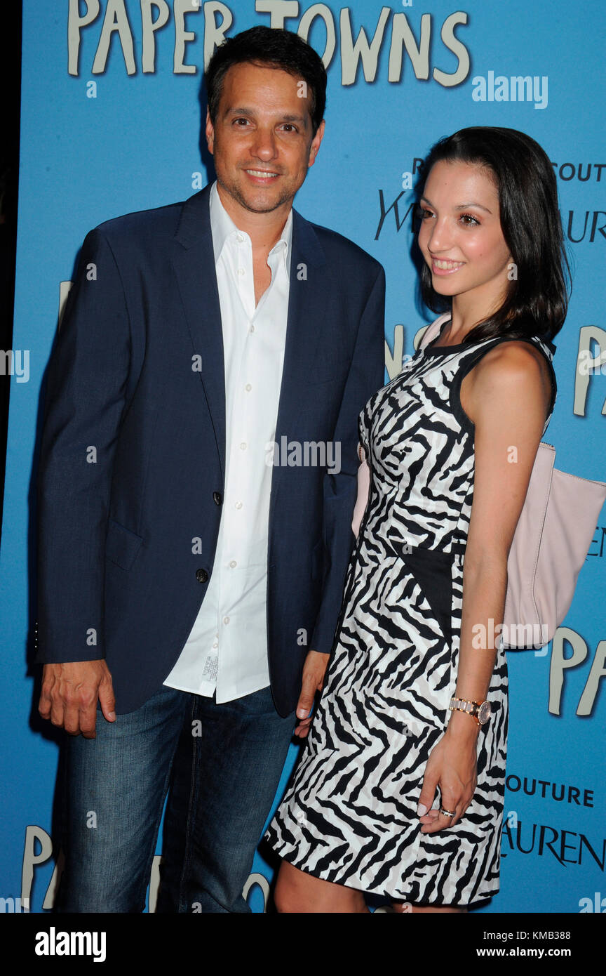 NEW YORK, NY - 21 juillet : Ralph Macchio, Phyllis Fierro assiste à la 'Paper' Villes New York premiere dans l'AMC Loews Lincoln Square le 21 juillet 2015 à New York. Ralph Macchio, personnes : Phyllis Fierro Transmission Ref : MNC1 doit appeler si intéressé Michael tempêtes tempêtes Media Group Inc. 305-632-3400 Cellulaire 305-513-5783 - Télécopieur - MikeStorm@aol.com Banque D'Images