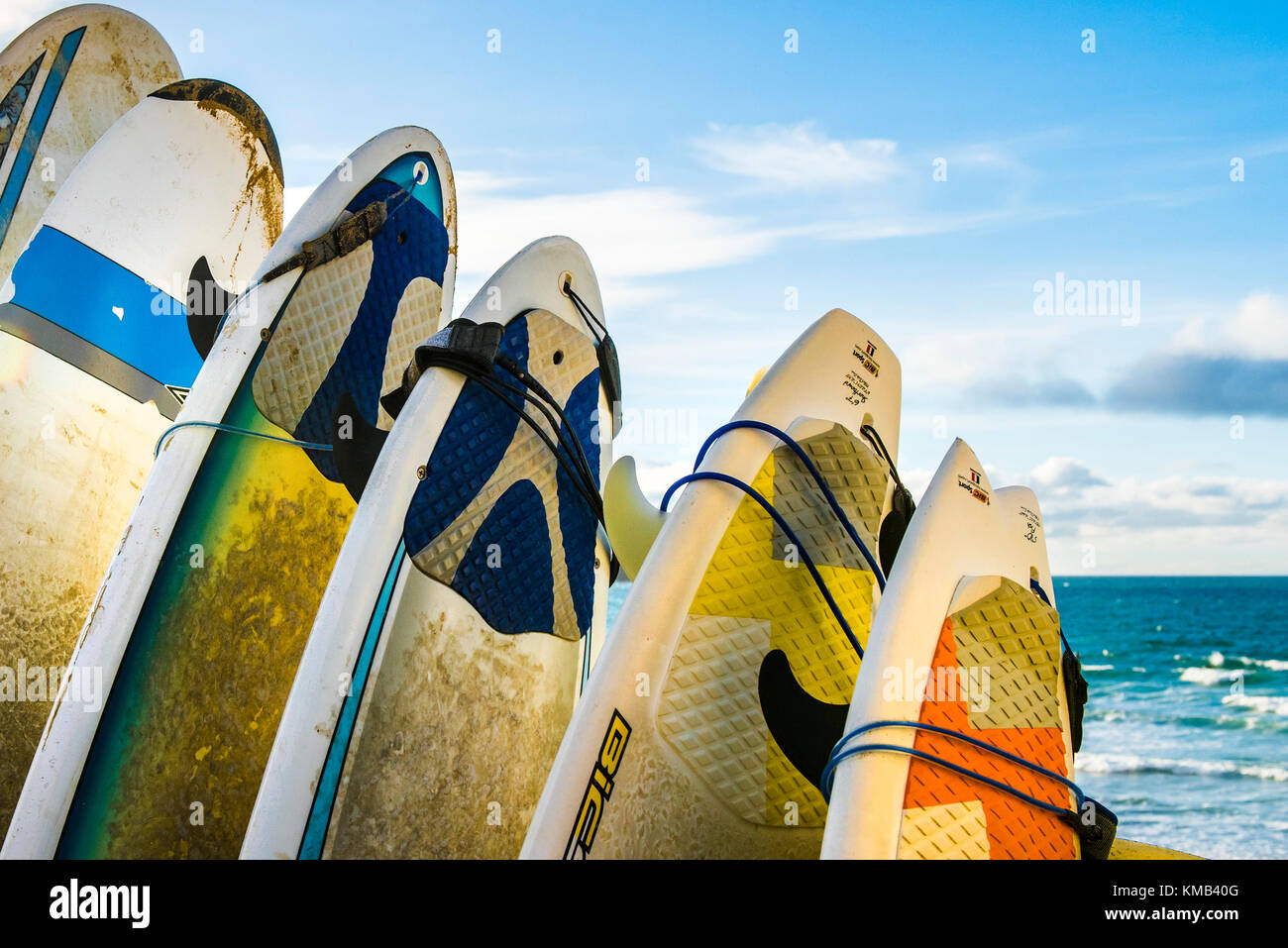 Surf - planches de surf empilées à Fistral Beach Newquay Cornwall Royaume-Uni. Banque D'Images