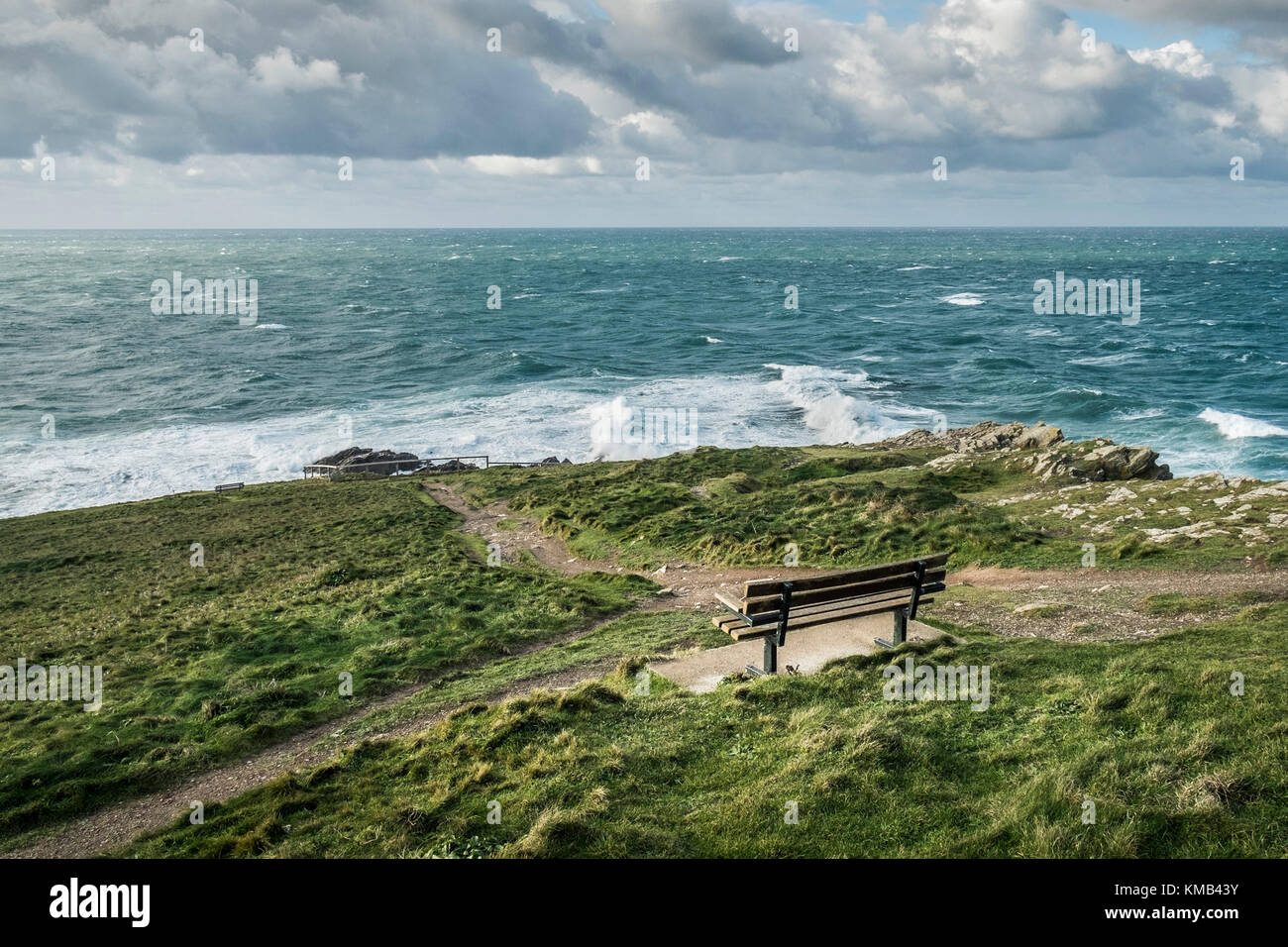 Une banquette vide donnant sur la mer, sur la plage de Towan à Newquay  Cornwall Photo Stock - Alamy