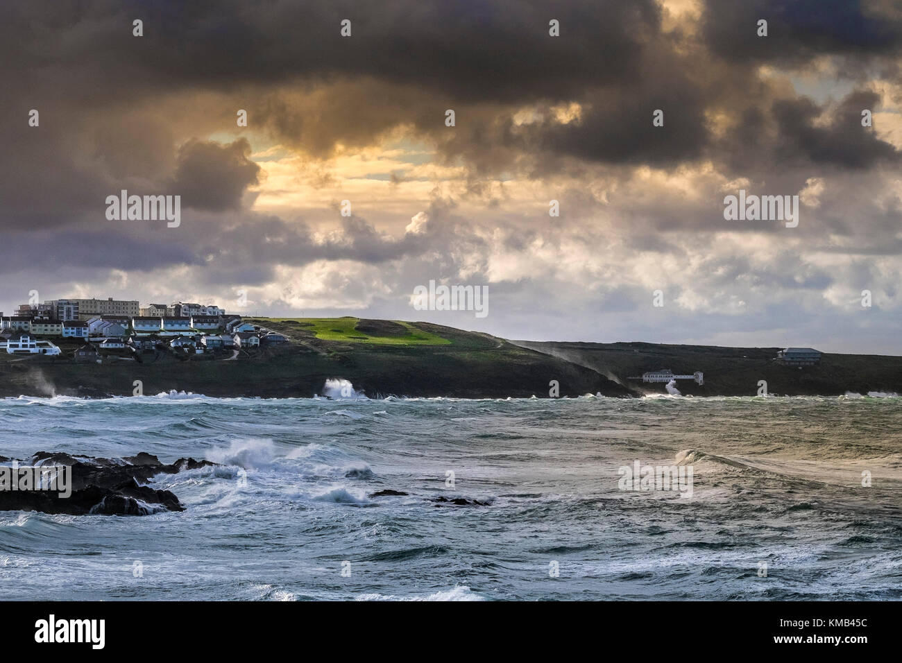 Météo au Royaume-Uni - temps orageux à l'approche de Newquay sur la côte nord de Cornwall. Banque D'Images