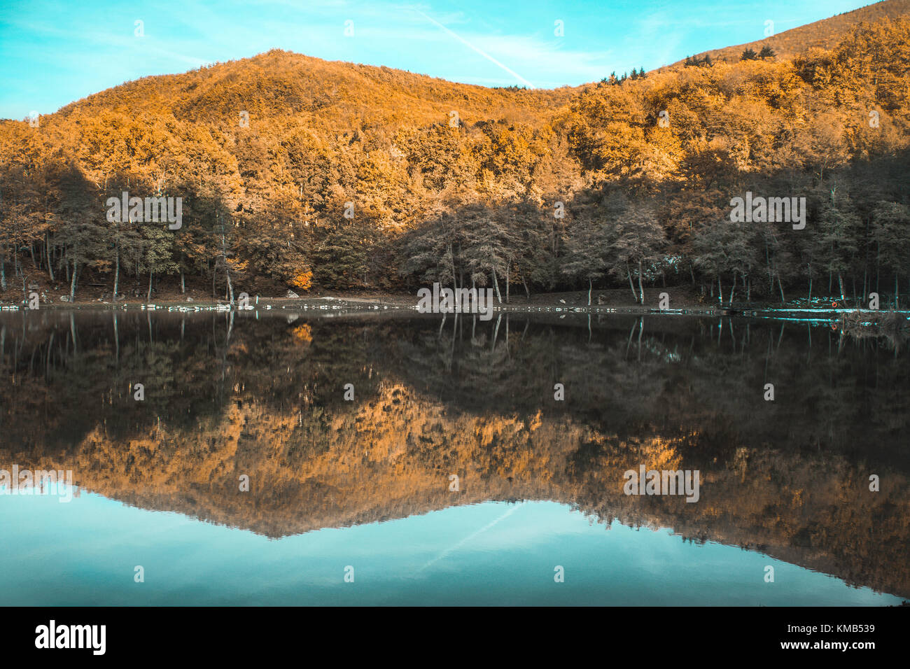 Lago di Le Pontini dans autunno Banque D'Images