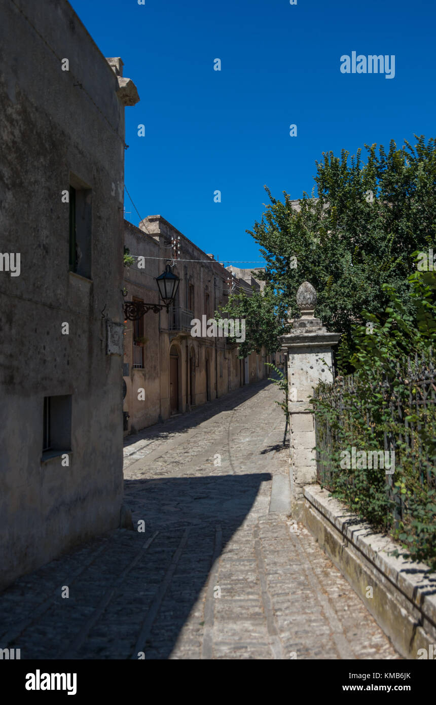 Ancienne étroite rue pavée de la ville médiévale de Erice, Sicile, Italie Banque D'Images