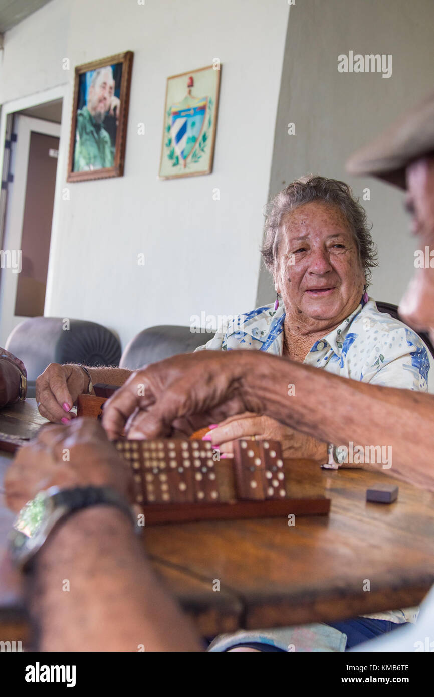 Cuban woman playing dominos dans un établissement de soins de personnes âgées ou de soins infirmiers à Cienfuego, Cuba Banque D'Images