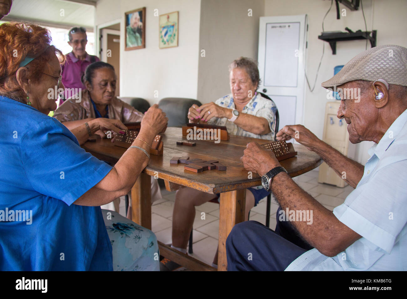 Jouer aux dominos dans un établissement de soins de personnes âgées ou de soins infirmiers à Cienfuego, Cuba Banque D'Images