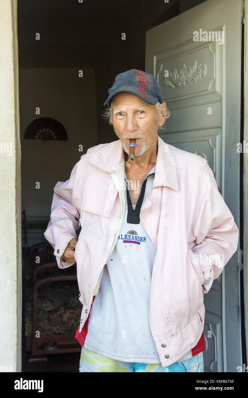 Vieil homme fumant un cigare à Cienfuegos, Cuba Banque D'Images