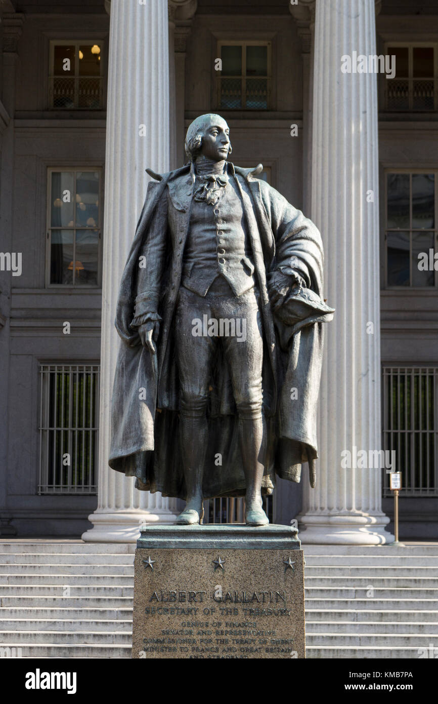 Statue d'Albert Gallatin à côté de l'immeuble du Trésor à Washington DC, United States. Banque D'Images