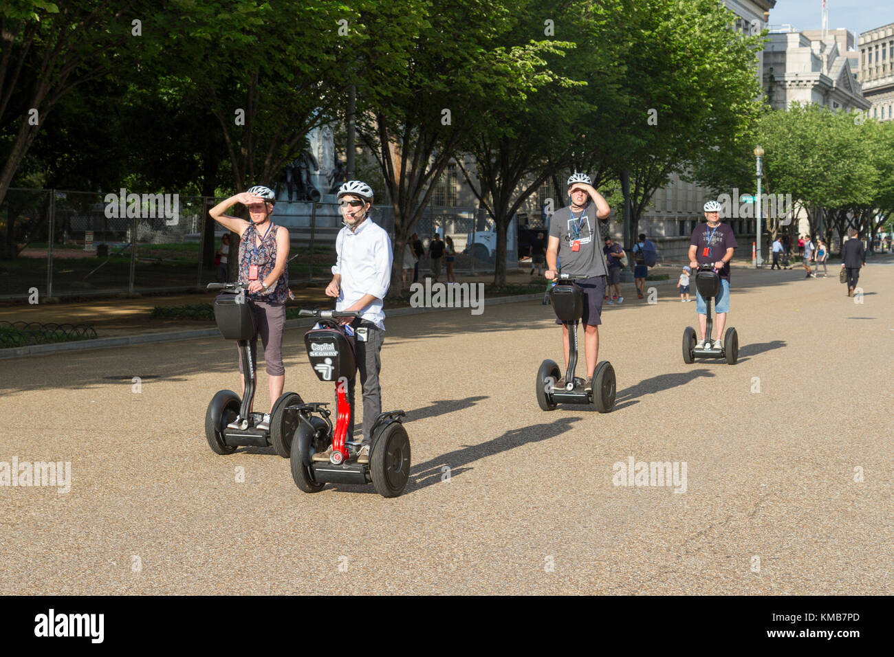 Un groupe de tournée de tourisme équestre Segways sur Pennsylvania Avenue NW, en face de la Maison Blanche, Washington DC, United States. Banque D'Images