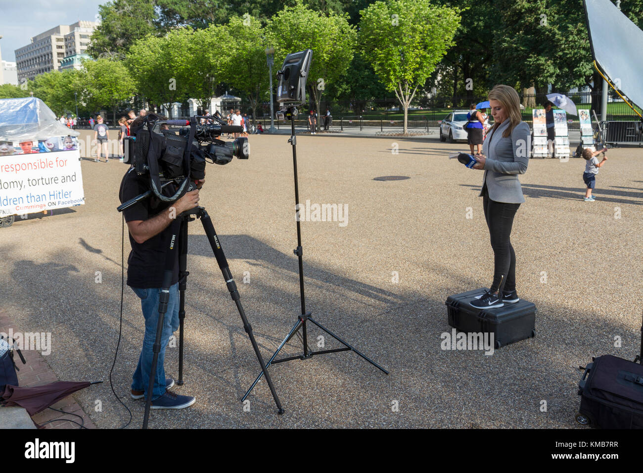 Journaliste de télévision sur Pennsylvania Avenue NW à l'extérieur de la Maison Blanche, Washington DC, United States. Banque D'Images