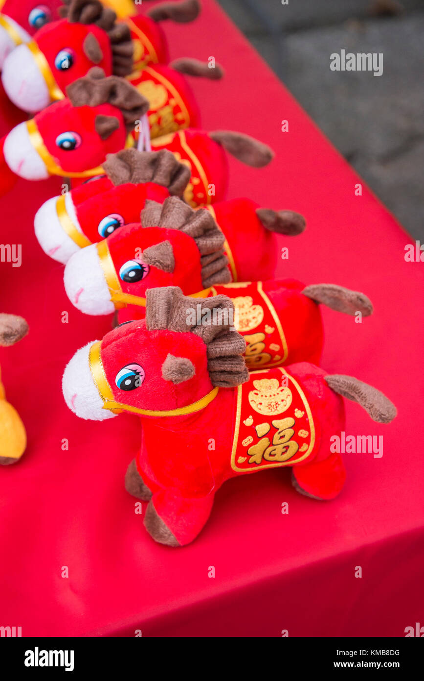 Jouets cheval à vendre au défilé du Nouvel An chinois, année du cheval, Chinatown, Vancouver, British Columbia, Canada Banque D'Images