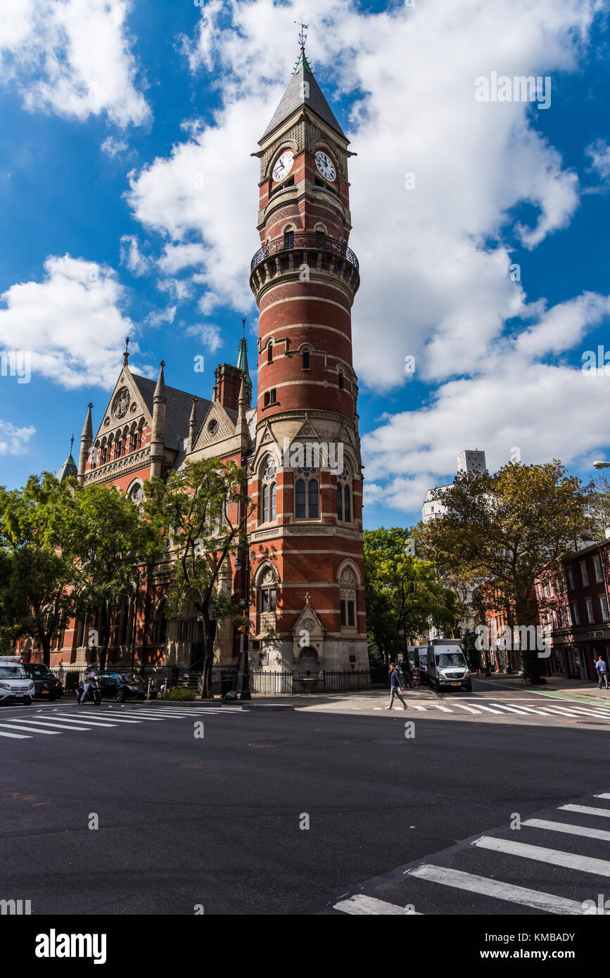 New York, NY, USA - Oct 03, 2017 : Jefferson Market Library, un monument de la ville de New York, a été conçu par les architectes Frederick Clark Withers et Calver Banque D'Images New York, NY, USA - Oct 03, 2017 : Jefferson Market Library, un monument de la ville de New York, a été conçu par les architectes Frederick Clark Withers et Calver Banque D'Images