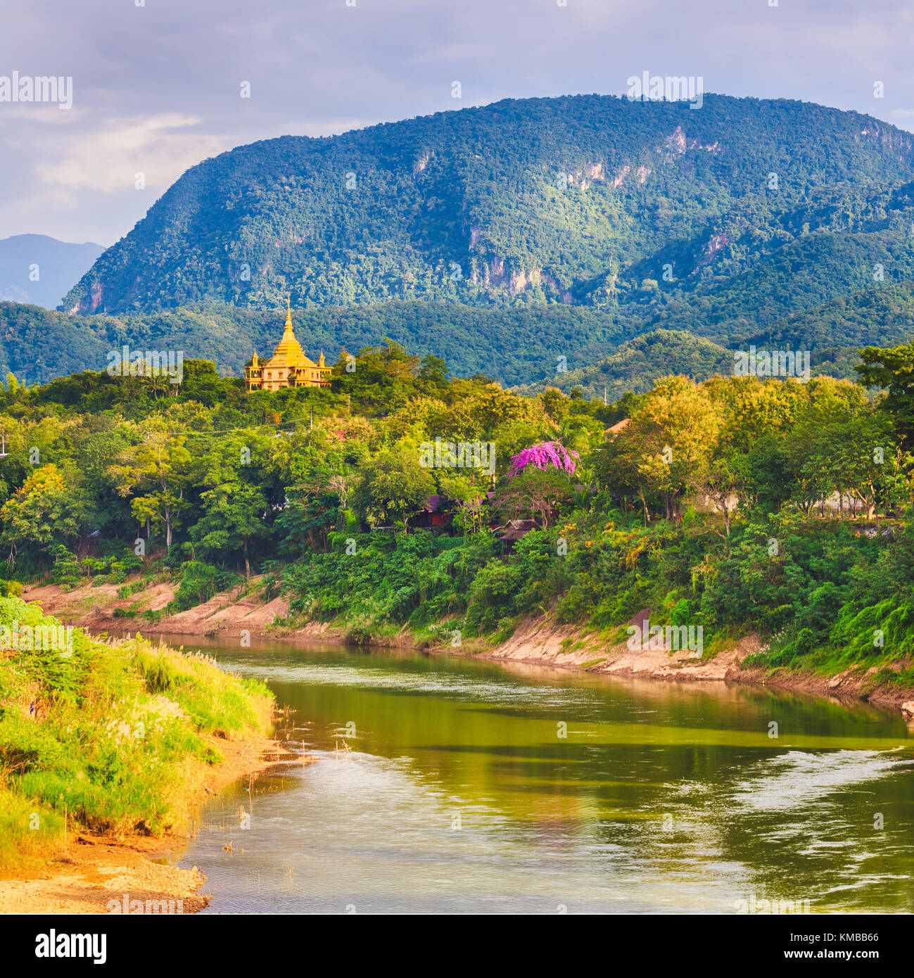 Vue de la rivière, temple et les montagnes. Beau paysage. Luang Prabang. Le Laos. Banque D'Images
