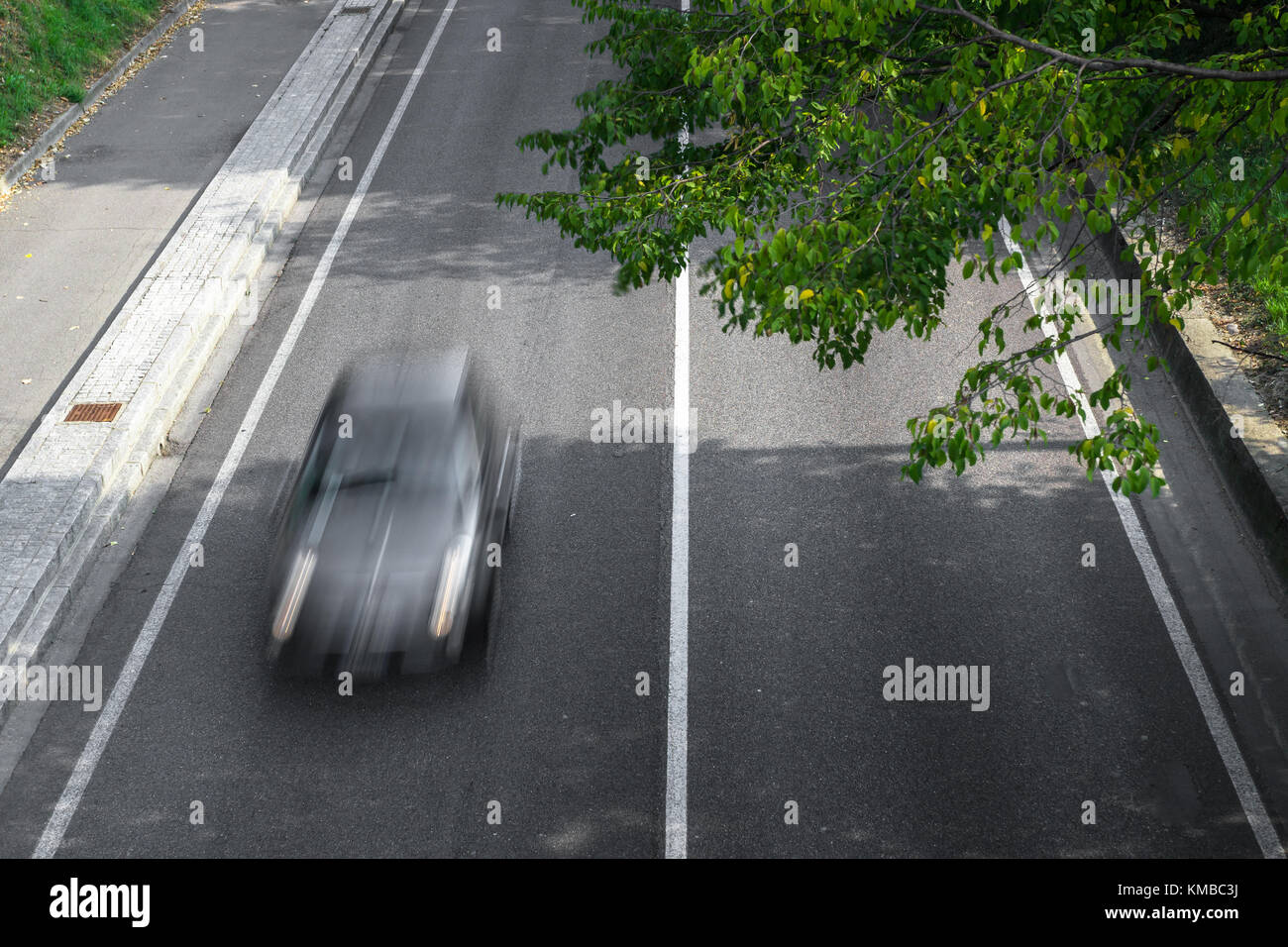 Motion Blur de voitures en vue aérienne sur la route. (Les limites de vitesse - Infractions - Speed Cameras) Banque D'Images