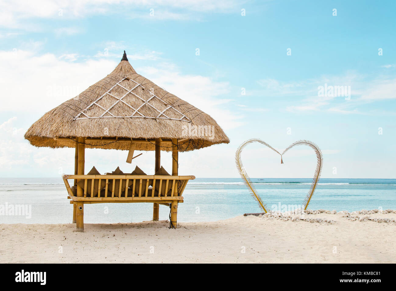 Abri en bois du soleil sur la plage à Bali romantik. image. Banque D'Images