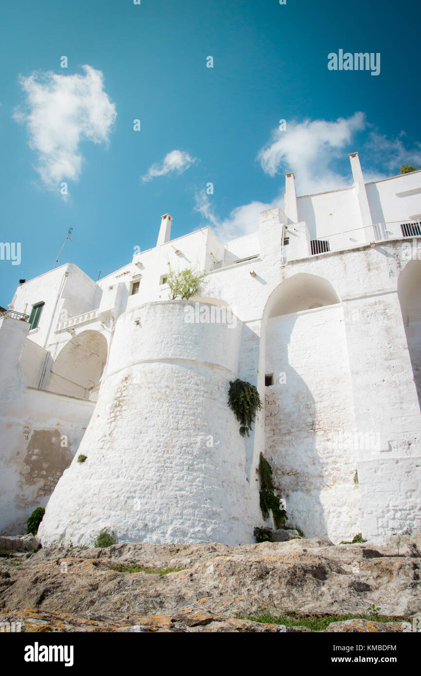 Murs fortifiés et bâtiments traditionnels d'Ostuni (Apulia, Italie), également nommés "la ville blanche". Banque D'Images