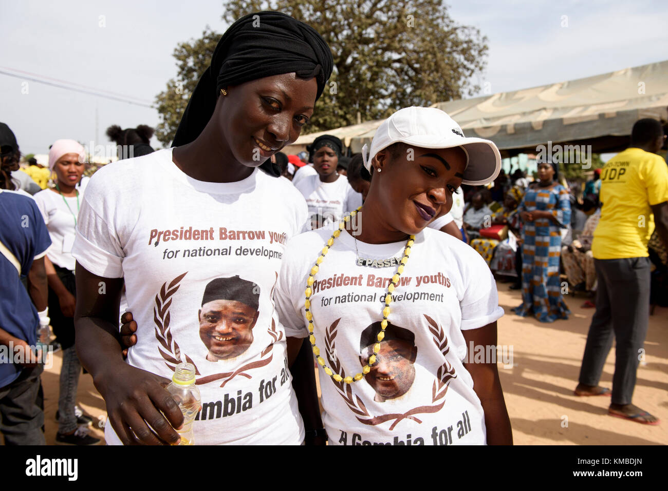 Le président de la Gambie Adama Barrow est très populaire parmi les jeunes Gambiens. Barrow a suscité de mouvement de jeunes pour le développement national Banque D'Images