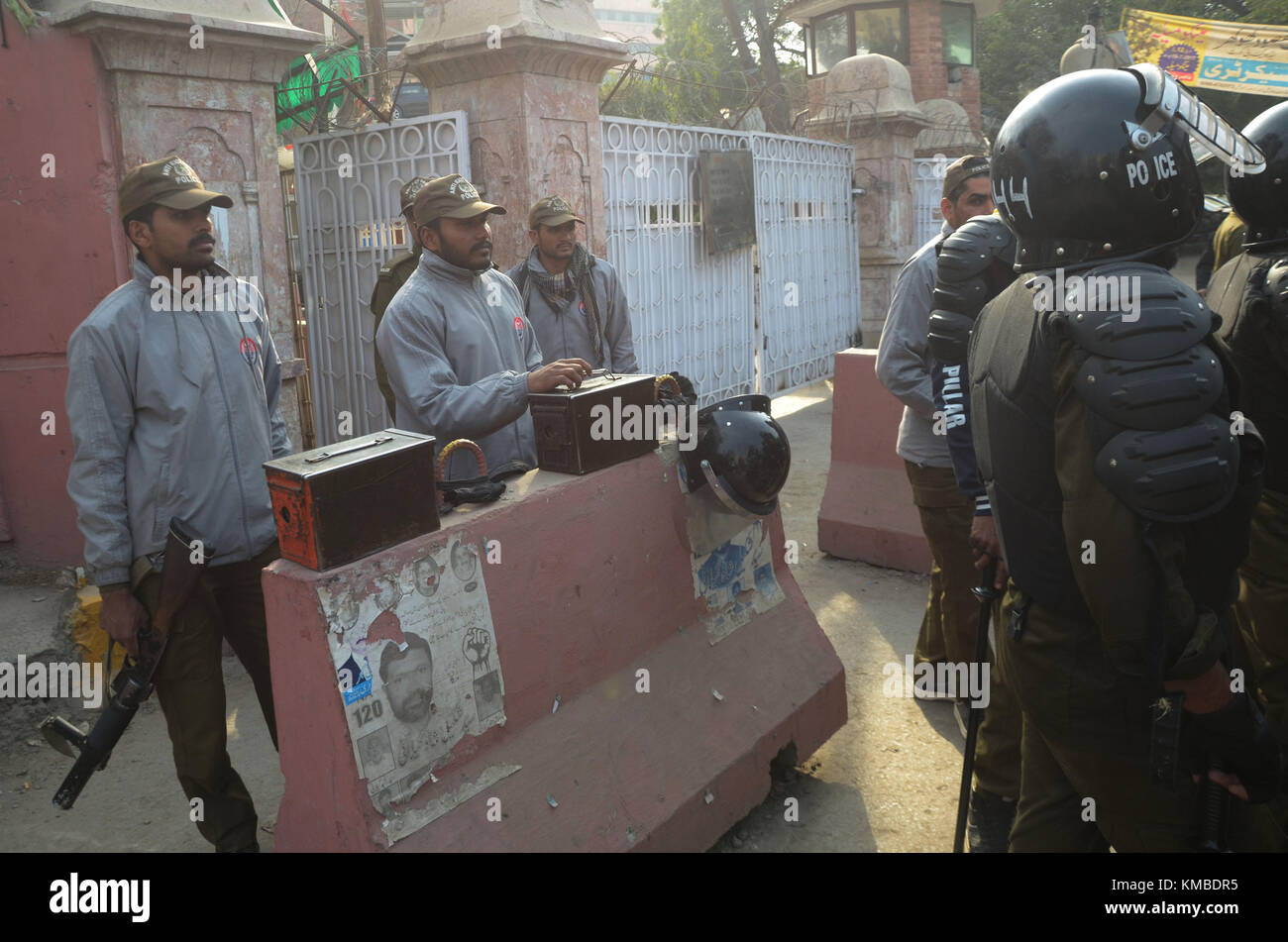 Les partisans de l'Awami pakistan tehreek (pat) offrant de la prostration de gratitude à l'extérieur de la haute cour de Lahore (LHC) à Lahore sur Décembre 05, 2017.aune fois l'audience d'appel déposée par le gouvernement du Pendjab, de ne communiquer le rapport d'enquête, ville modèle préparé par le nafji la justice baqir. un banc de trois membres du LHC a rejeté l'appel et a ordonné au gouvernement de rendre public le rapport dans les 30 jours et de fournir une copie du rapport aux victimes de la ville modèle incident, qui a eu lieu en 2014, dans les trois jours. (Photo par rana sajid hussain/pacific press) Banque D'Images