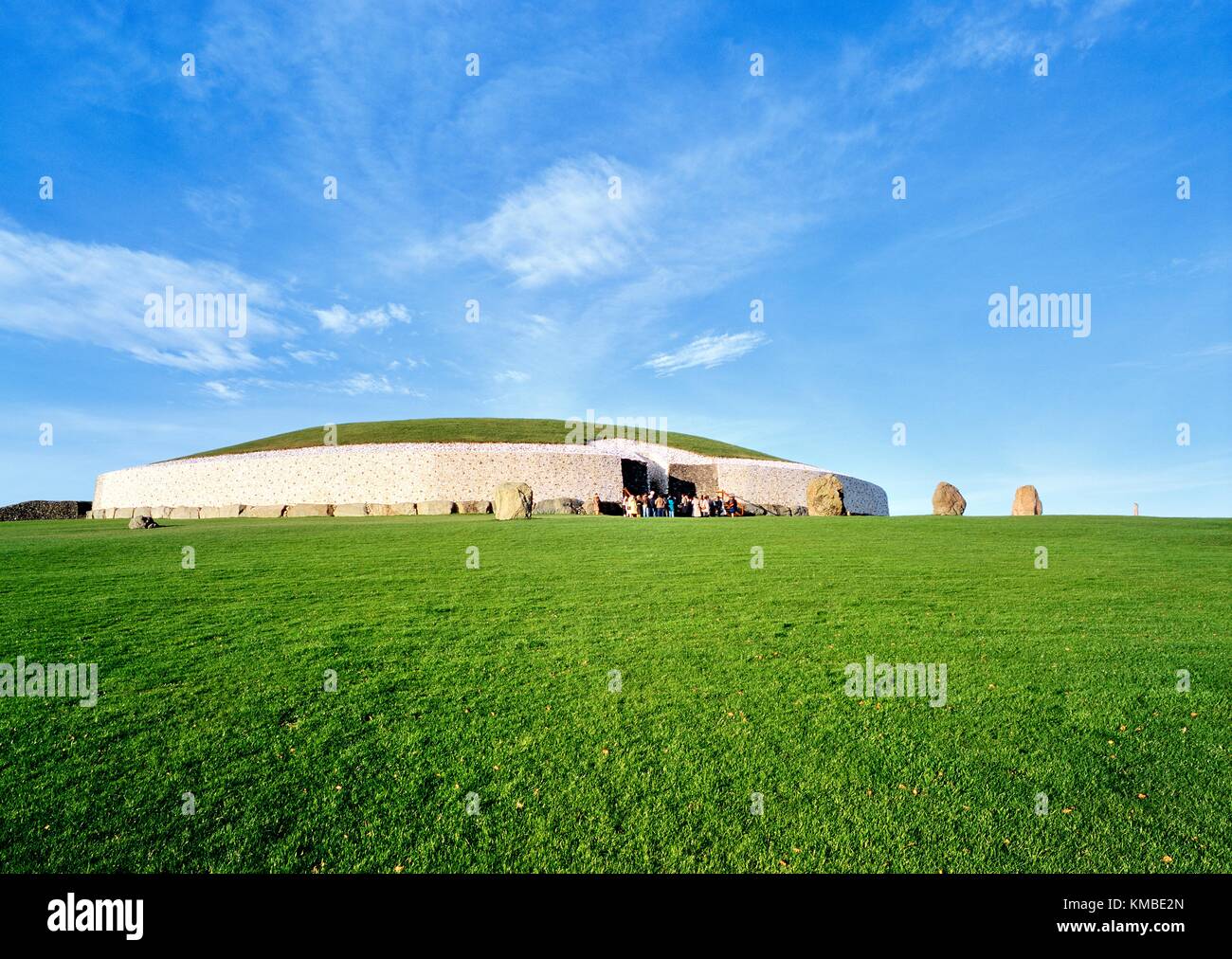 Ancien tumulus de Newgrange Tombe préhistorique dans la rivière Boyne Valley paysage archéologique dans le comté de Meath, en Irlande. Banque D'Images