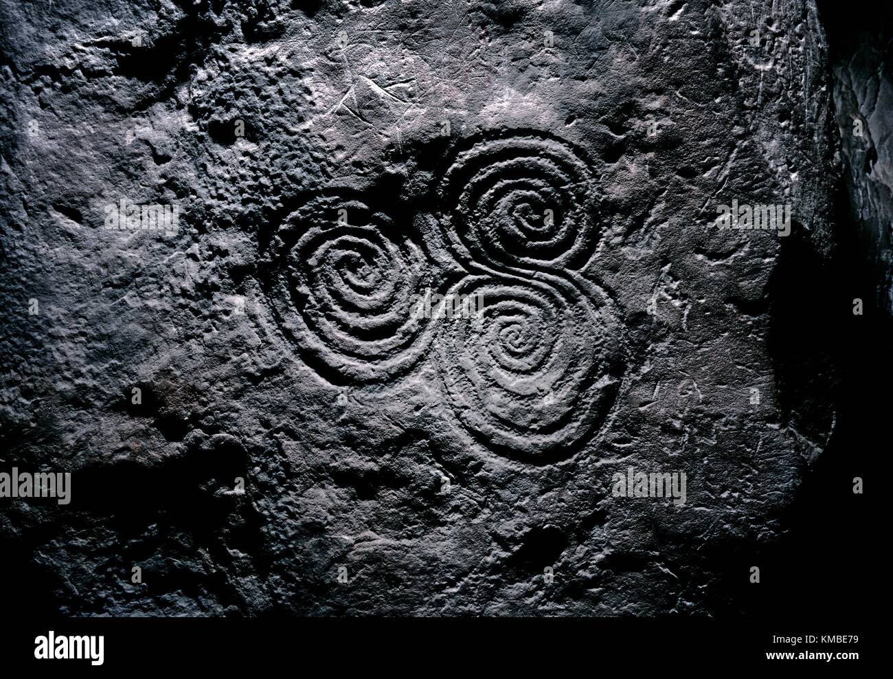 Le célèbre pierre sculpté spirale triple triskele motif dans la chambre centrale du tumulus de Newgrange, dans la vallée de la Boyne. Banque D'Images