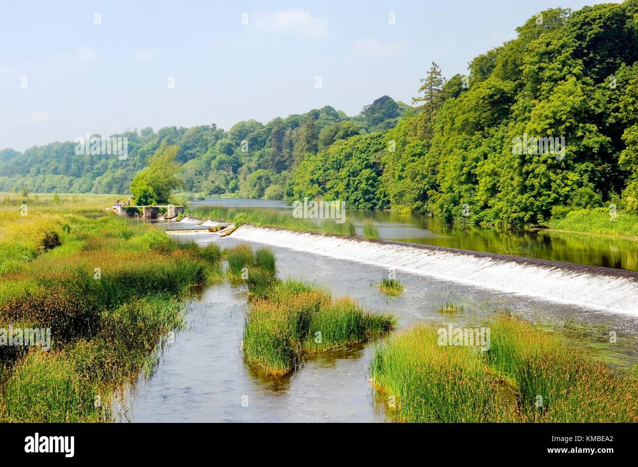 Weir sur la rivière Boyne à la ville de Slane, entre Drogheda et Navan, comté de Meath, en Irlande. Banque D'Images