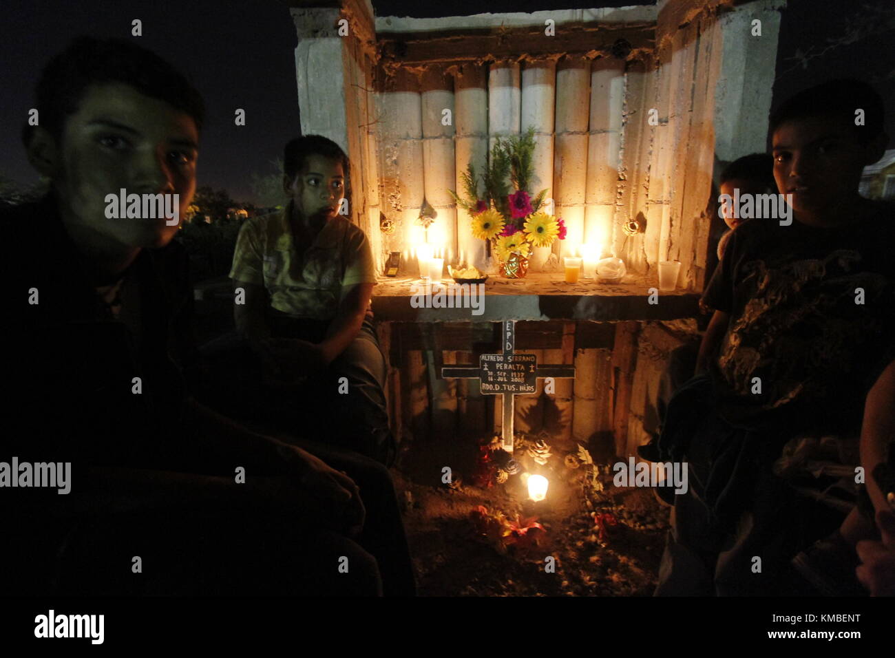 Le Jour des morts dans le panthéon municipal d'Hermosillo, Sonora, Mexique. Nuit du Jour des Morts. Lapida, tombes, Vierge de Guadalupe, Crucifix, Velacion. Banque D'Images