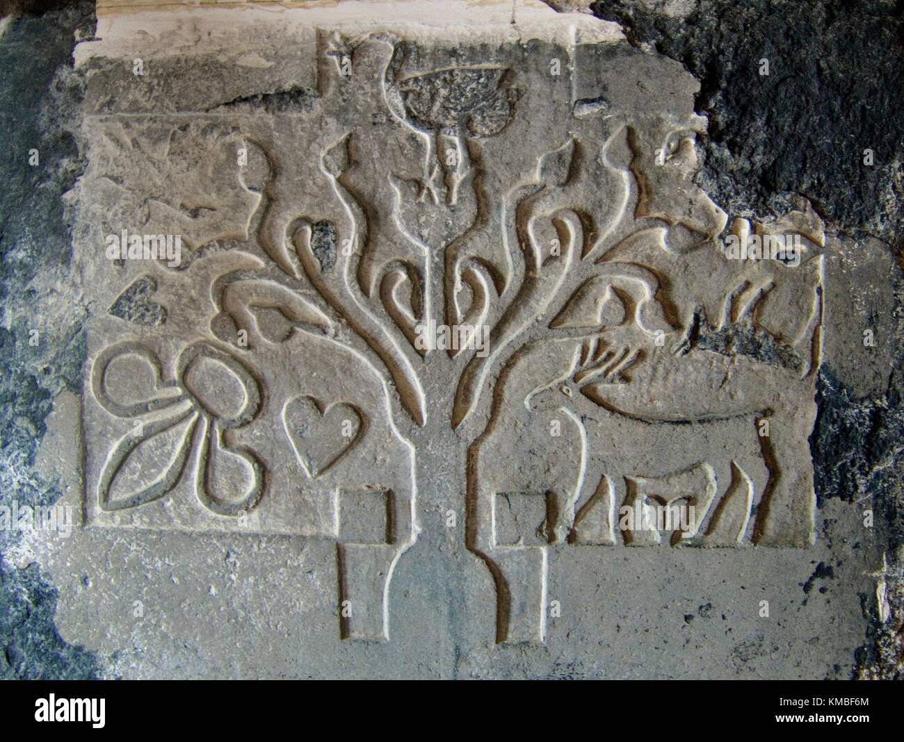 Ancienne tombe sculptée à l'intérieur de la dalle de la paroisse protestante de l'église Saint Columba à Drumcliff, Comté de Sligo, Irlande. Banque D'Images