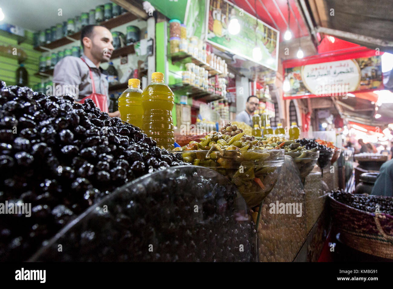 Agadir, Maroc, 24 octobre 2017 : vente d'olives fraîches sur souk El Had, dans le centre d'agadir. l'offre du marché des fruits, légumes, et t Banque D'Images