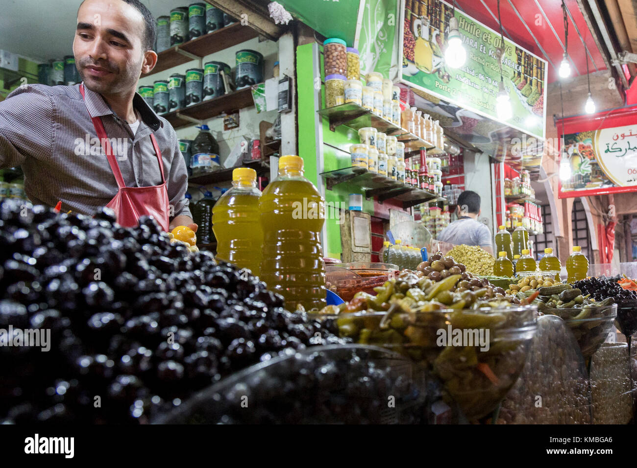 Agadir, Maroc, 24 octobre 2017 : vente d'olives fraîches sur souk El Had, dans le centre d'agadir. l'offre du marché des fruits, légumes, et t Banque D'Images