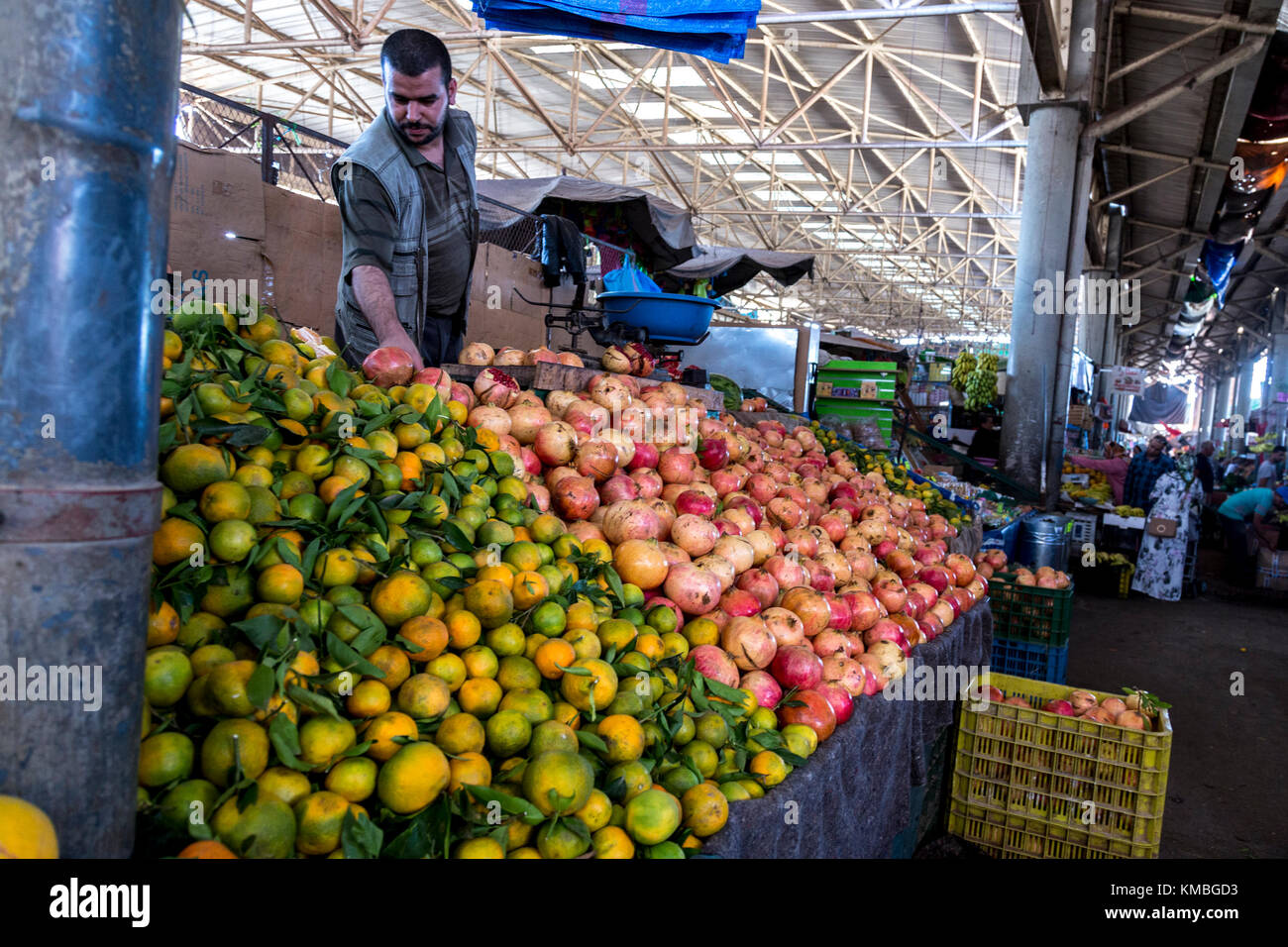 Agadir, Maroc, 24 octobre 2017 : la vente de fruits sur souk El Had, dans le centre d'agadir. l'offre du marché des fruits, légumes, et tr Banque D'Images
