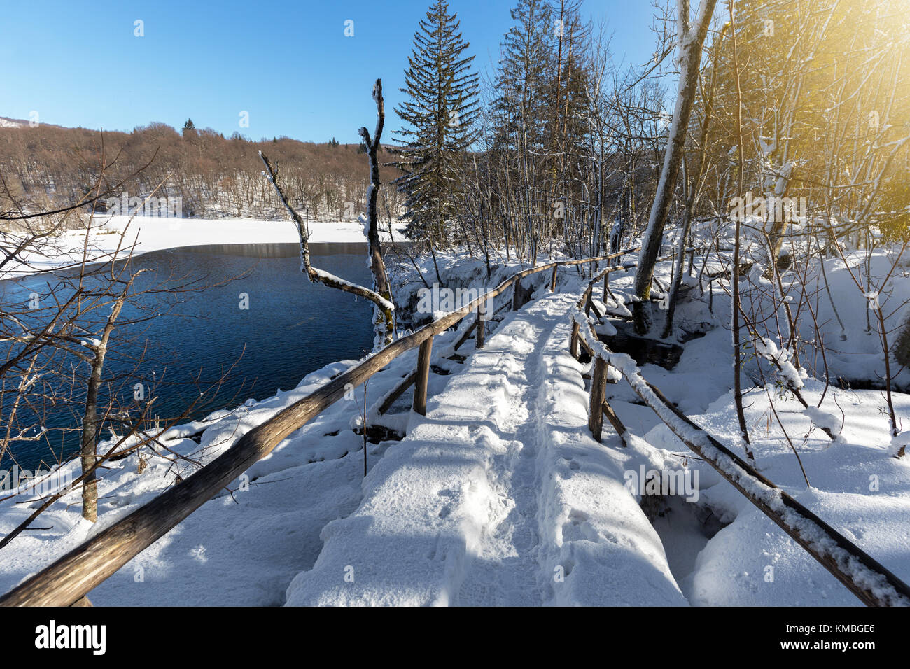 Chemin de la neige en hiver sur les lacs de Plitvice, Croatie, Europe Banque D'Images