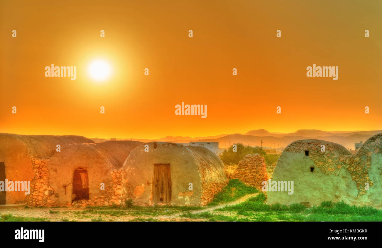 Coucher du soleil au-dessus de ksar ouled boubaker en tunisie Banque D'Images
