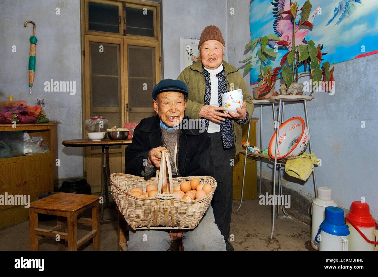 Chinois âgés couple mari et femme homme femme dans la ferme de village rural de poli près de Penglai, dans la province de Shandong, Chine Banque D'Images
