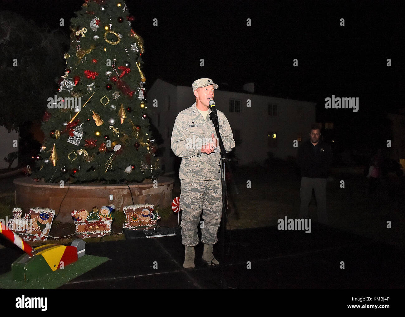 Le commandant du groupe de la 61e base aérienne, le col Charles Roberts, a demandé qui aimerait aider à faire tourner le commutateur pour allumer l'arbre de Noël, près du terrain de parade de fort MacArthur, San Pedro, Californie, le 29 novembre 2017. Ensuite, la famille, les amis et les résidents du logement de base ont été traités à des collations alimentaires, des jouets, de l'artisanat, et une visite avec le Père Noël dans le centre communautaire pour obtenir l'esprit de vacances. (É.-U. Force aérienne Banque D'Images