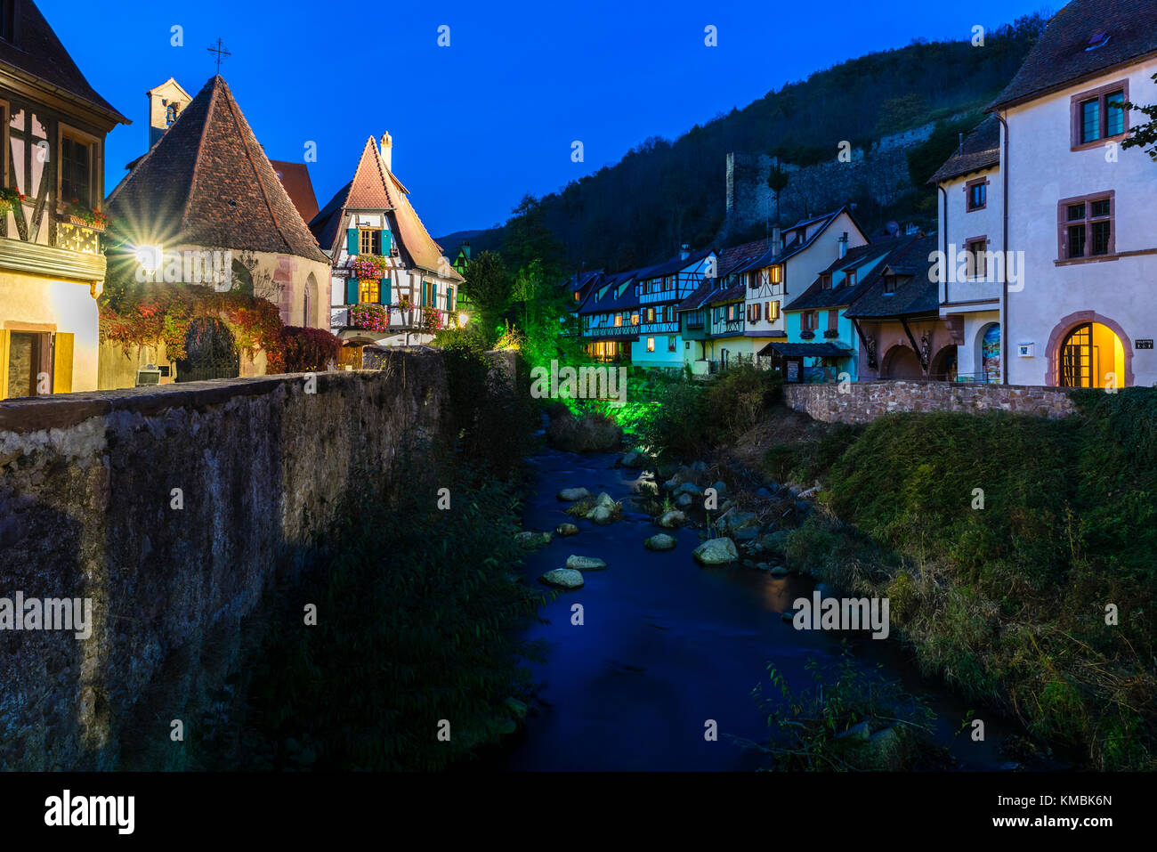 L'aube, Oberhof chapelle et maisons à pans de bois sur la rivière Weiss, Kaysersberg, route des vins d'Alsace, Alsace, Haut-Rhin Banque D'Images