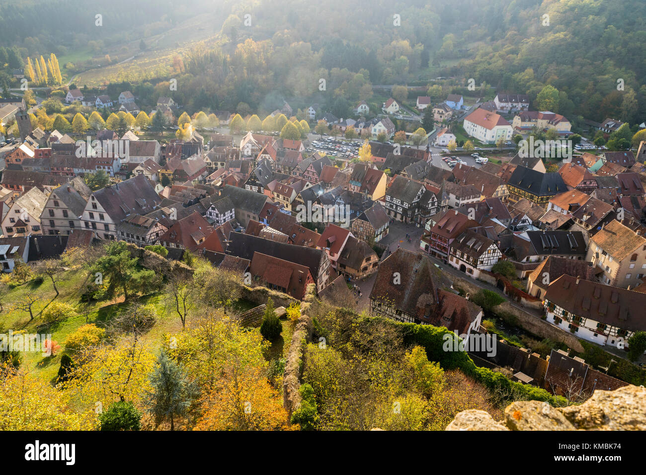 Vue depuis la tour du château de Kaysersberg, Route des Vins d'Alsace, Alsace, département du Haut-Rhin, France Banque D'Images